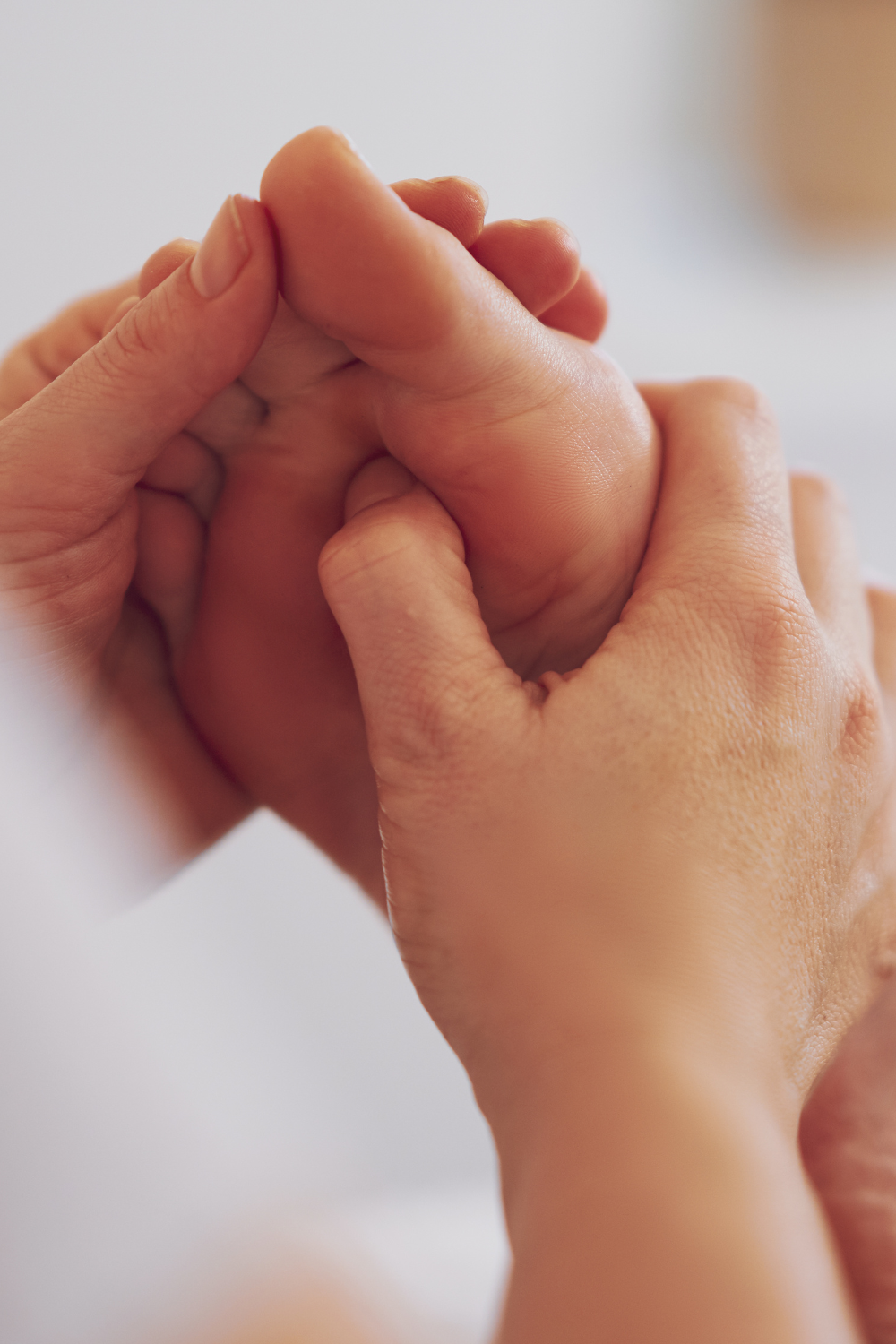 Fußreflexzonenmassage – gezielter Druck auf Reflexpunkte am Fuß