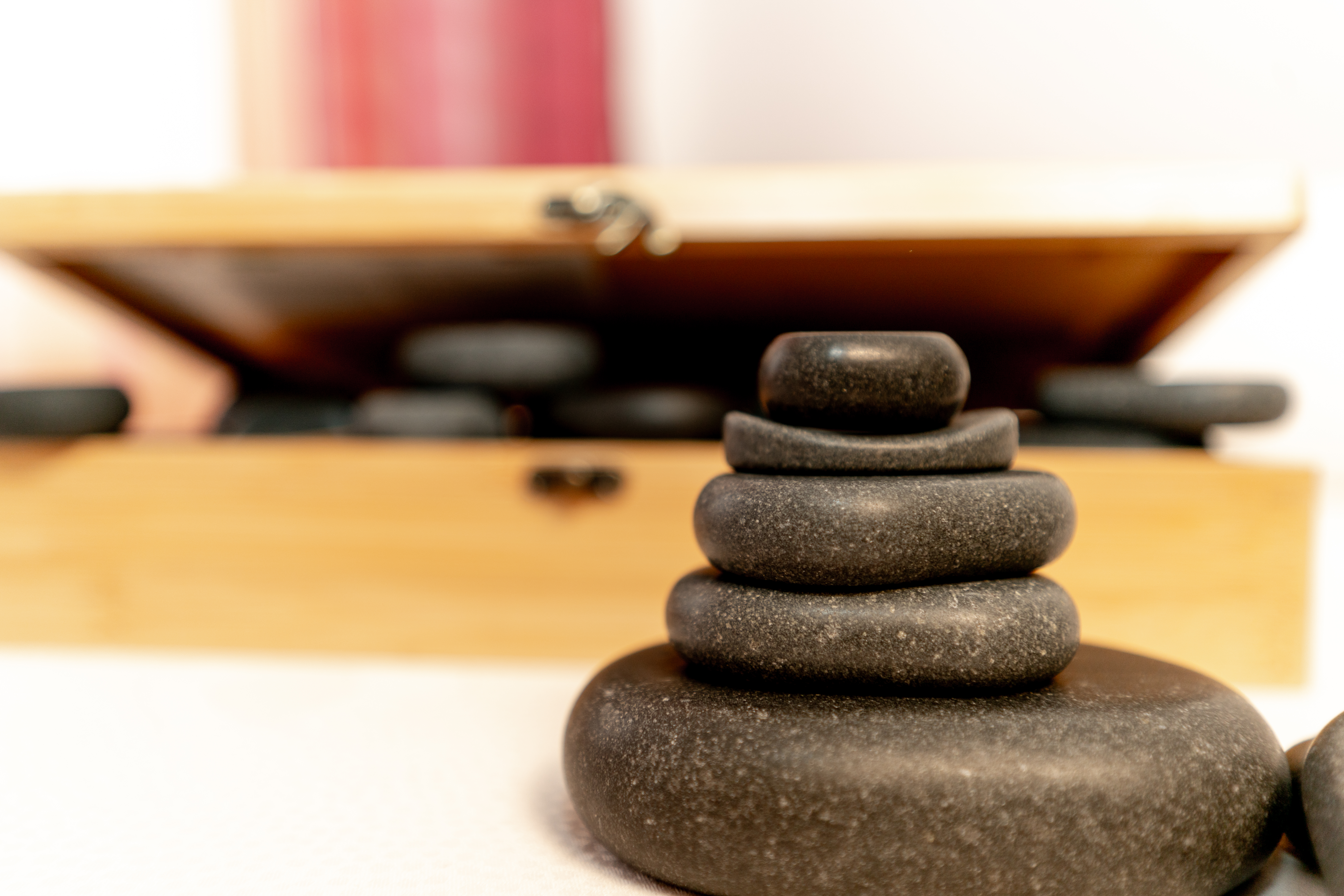 hotstone box auf liege ganz nah blasser quer